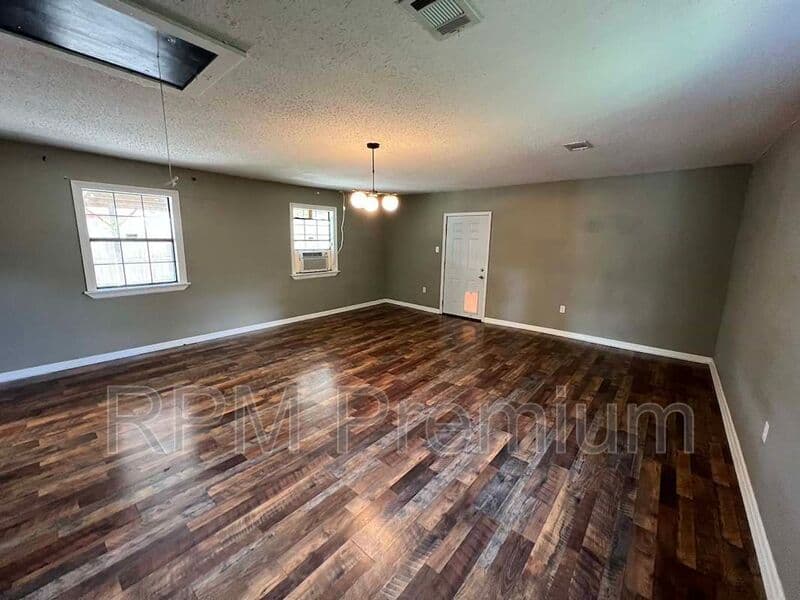 Denham Springs House: 8725 Fairoaks St