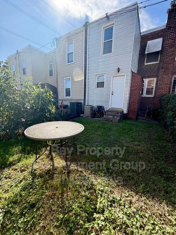 Collingdale House: 7 Rhodes Ave