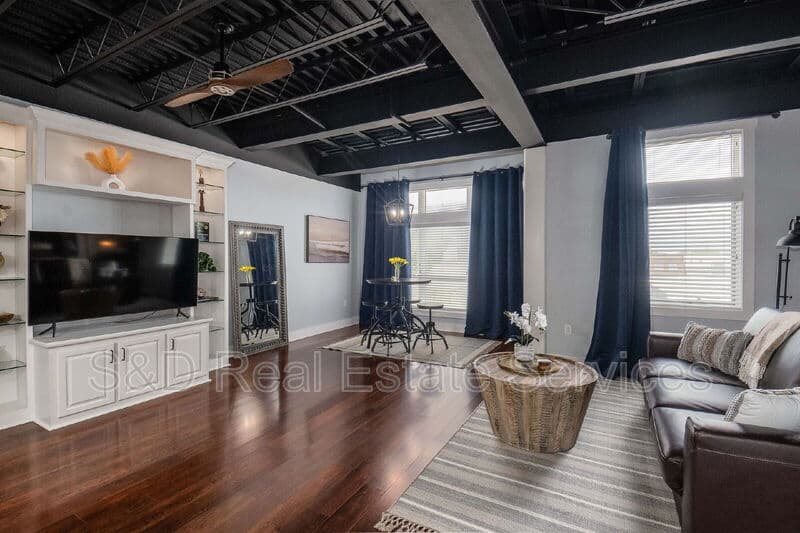 Lakeland House: 125 N Kentucky Ave