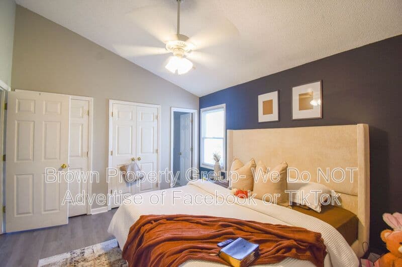 Fayetteville House: 5598 Windy Knoll Pl