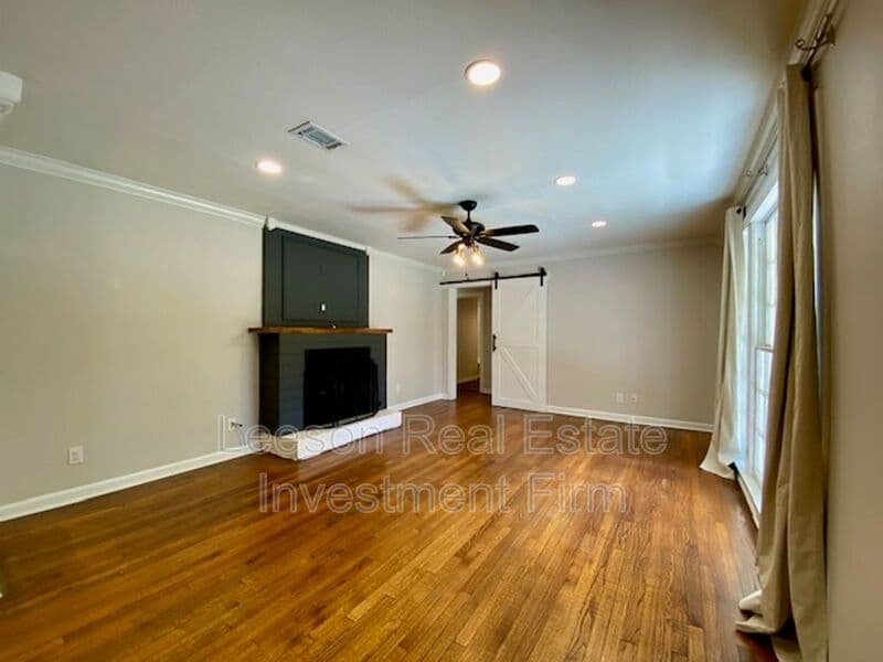Shreveport House: 3792 Greenway Pl.