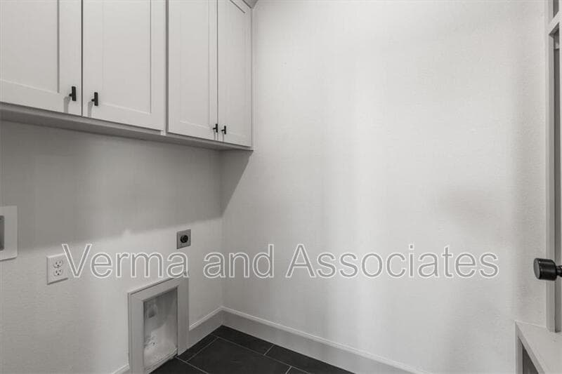 Centerton House: 1050 Whistler St