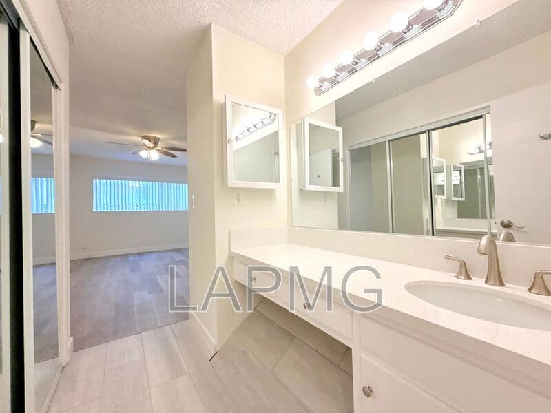 Burbank House: 711-715 E. Cypress Avenue