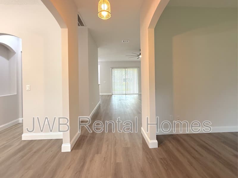 Saint Johns House: 557 Grand Parke Dr
