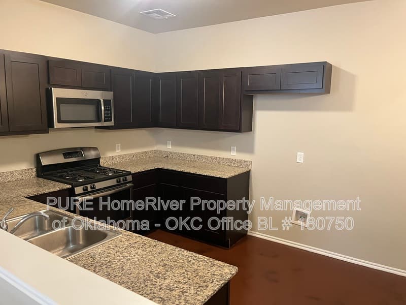 Edmond Condo: 214 Ashley Dr