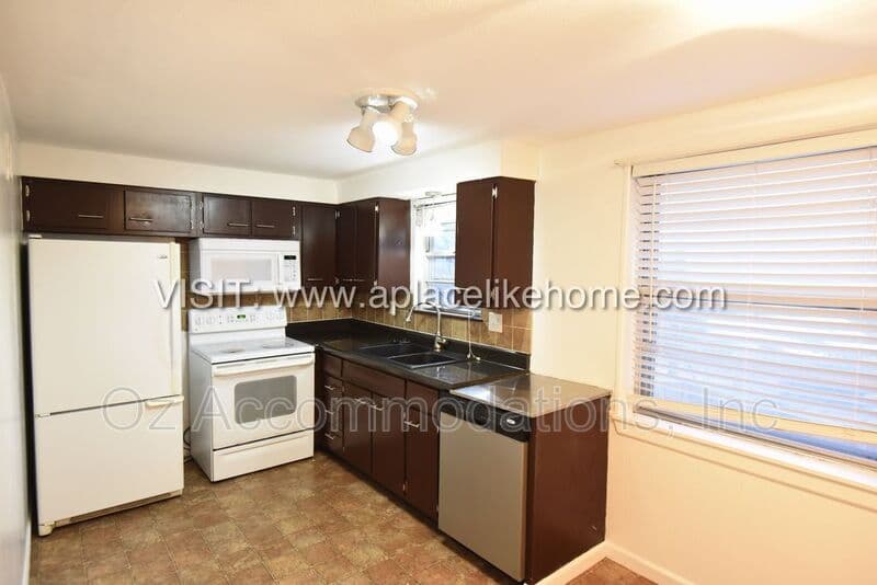 Kansas City Townhome: 5311 NE Barnes Ave