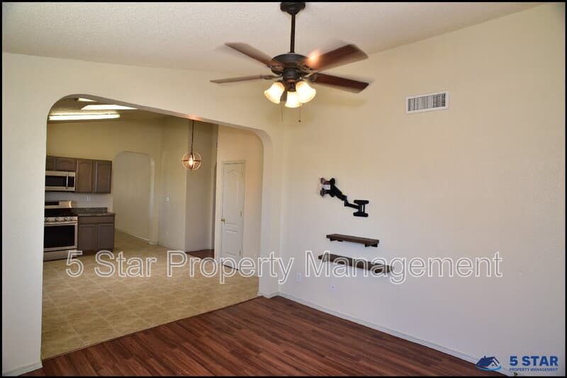 El Paso House: 14325 Island Point Drive