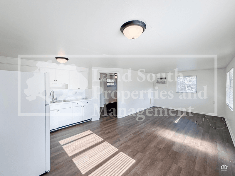 Lakeland House: 1030 Lakewood Court