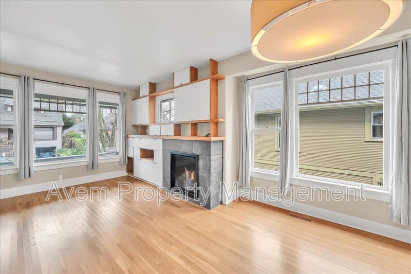 Portland House: 3431 SE Caruthers St