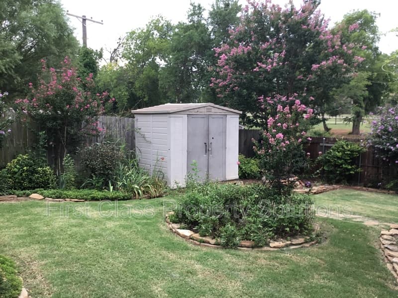 Moore House: 917 Renita Way