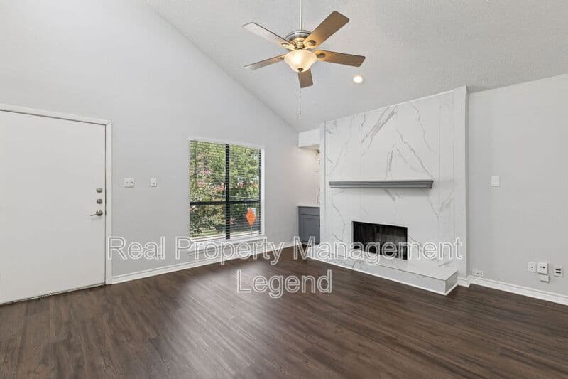 Dallas House: 6646 E Lovers Lane