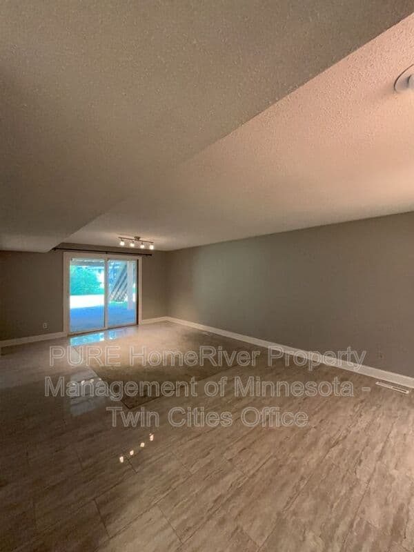 Edina House: 7420 Hyde Park Cir