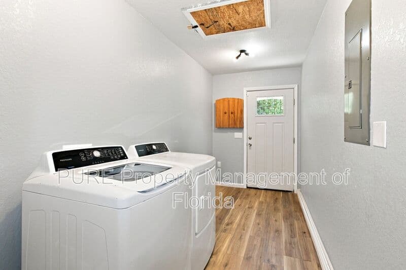 Williston House: 11330 NE 66th Lane