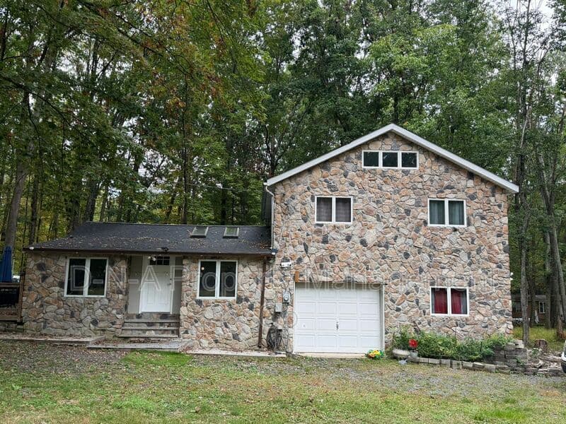 East Stroudsburg House: 3377 Masons Lane