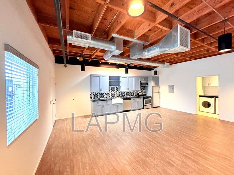 Los Angeles House: 2311 Pasadena Avenue