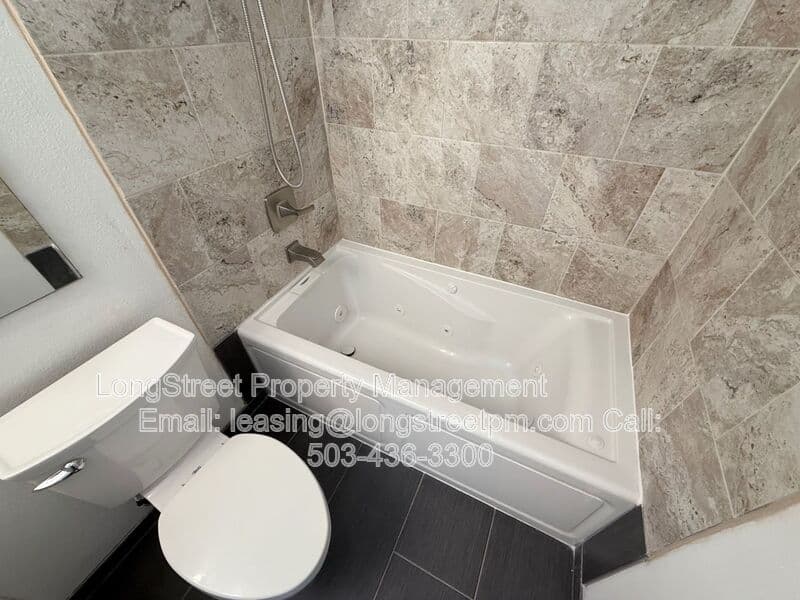 Salem House: 869 Meadowlawn Dr SE