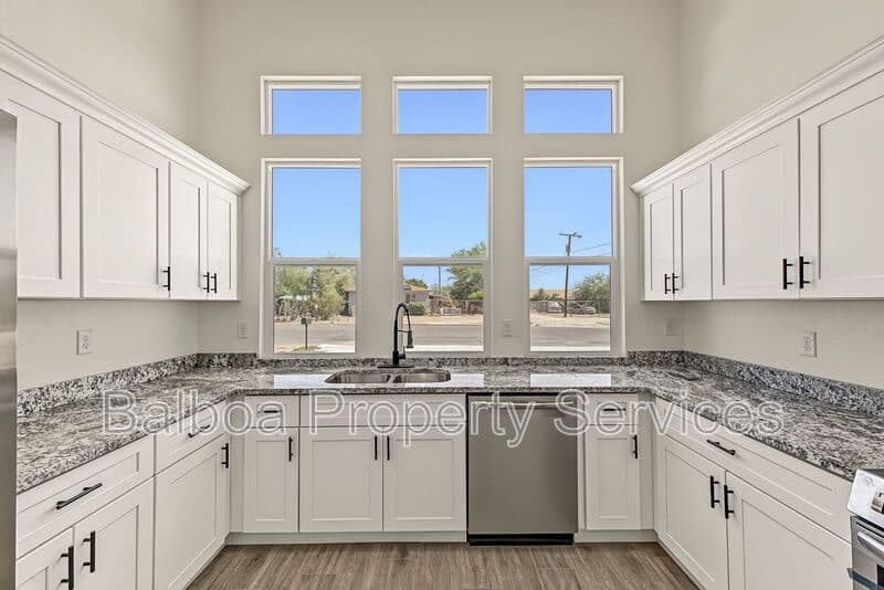 Buckeye Condo: 212 2nd Ave E