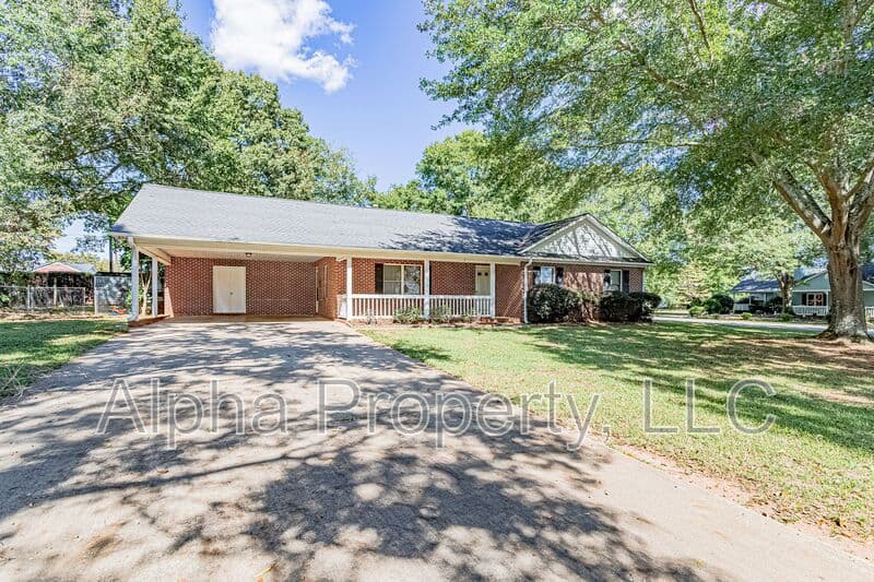 Lyman House: 155 Stewart Dr