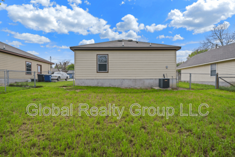 New Braunfels House: 161 S Krueger Ave