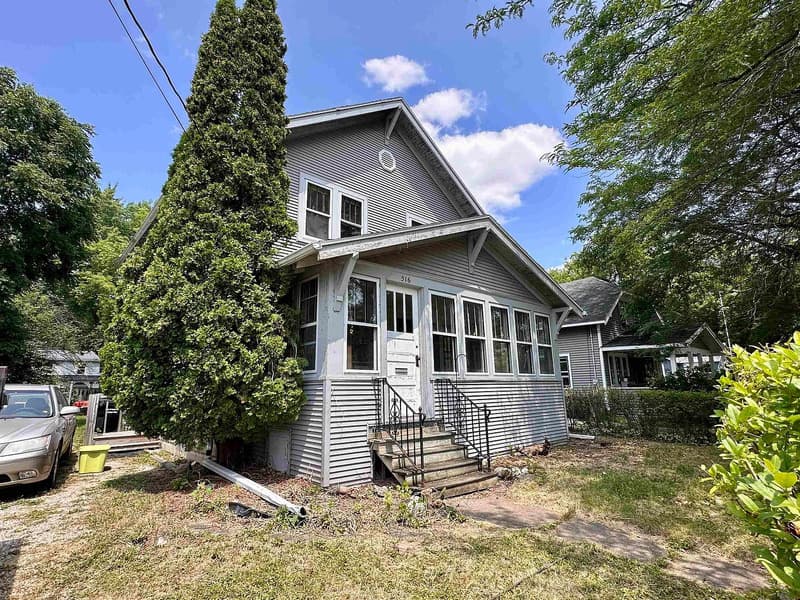 Appleton House: 516 East Maple Street