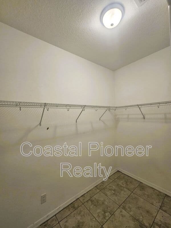 Tampa House: 16073 Sonoma Grove Cir