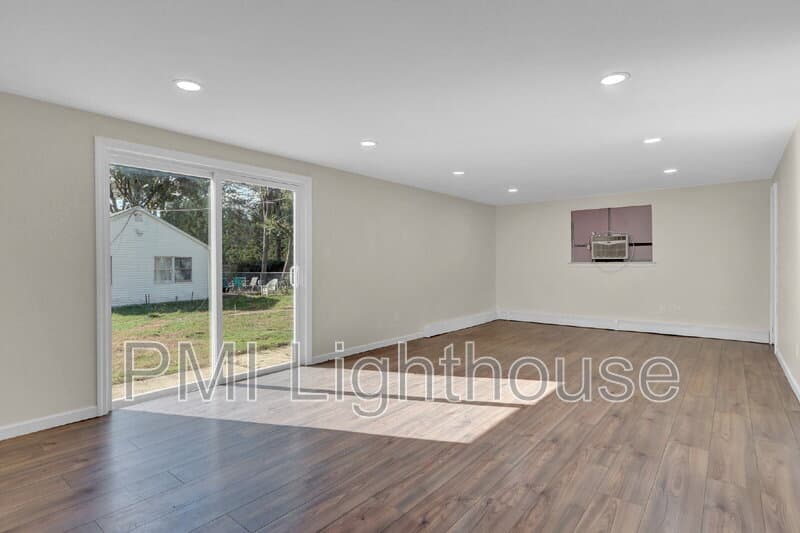 Huntington Station House: 164 W 19th St