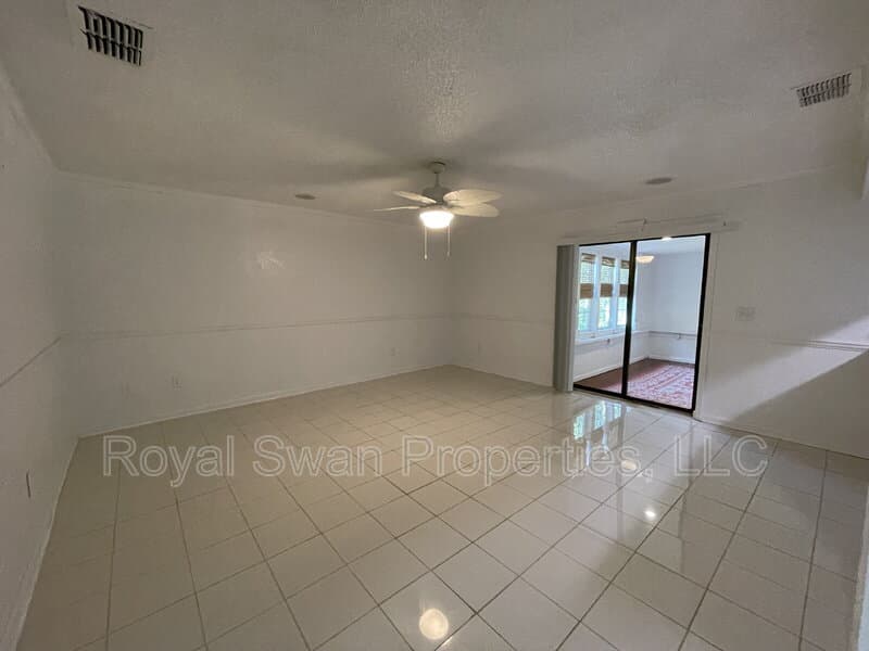 Auburndale House: 222 Lakeview Drive