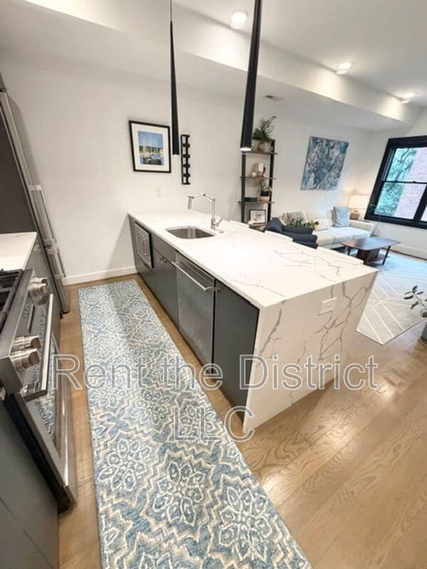 Washington Condo: 2615 University Place NW