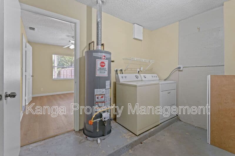 Greenacres House: 6126 Wauconda Way E