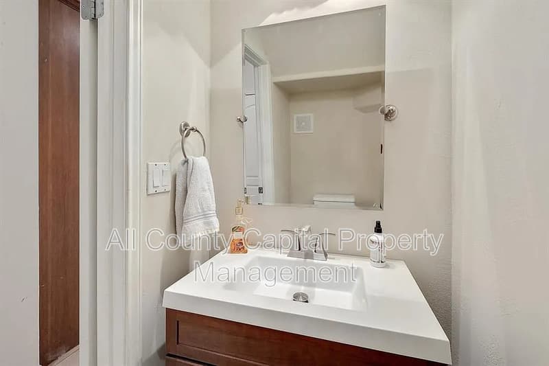 Lakeway House: 101 Cheerful Court