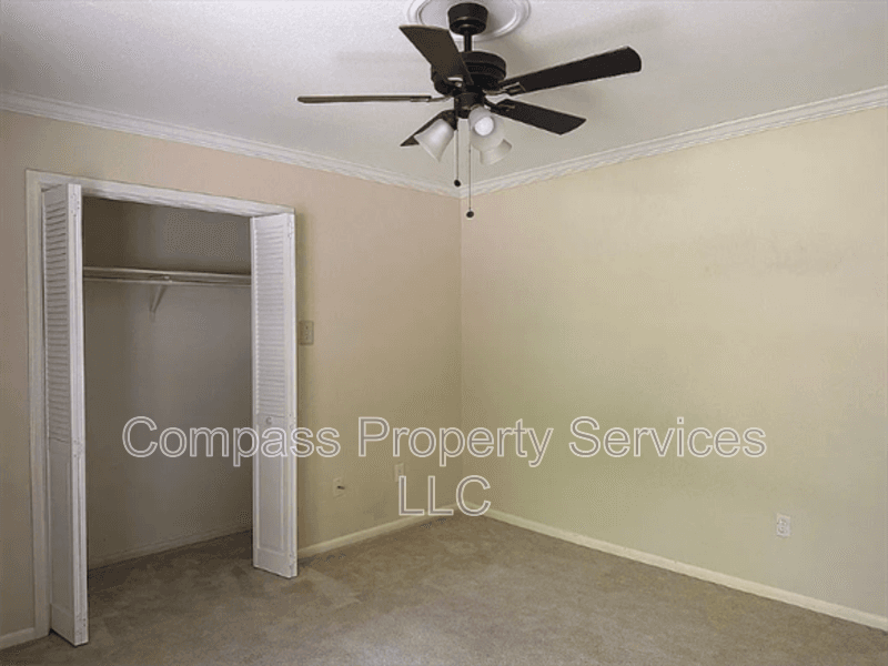 Woodway House: 902 Woodland West