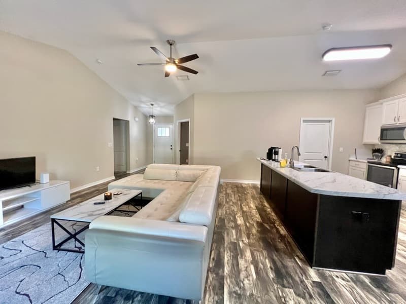 Crestview House: 6193 Anchors Drive
