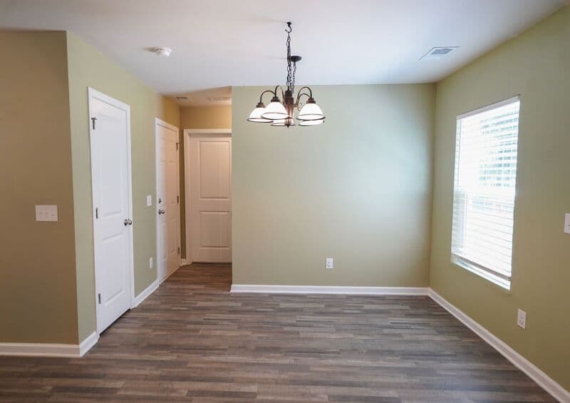 Midway House: 44 Sunrise Cir