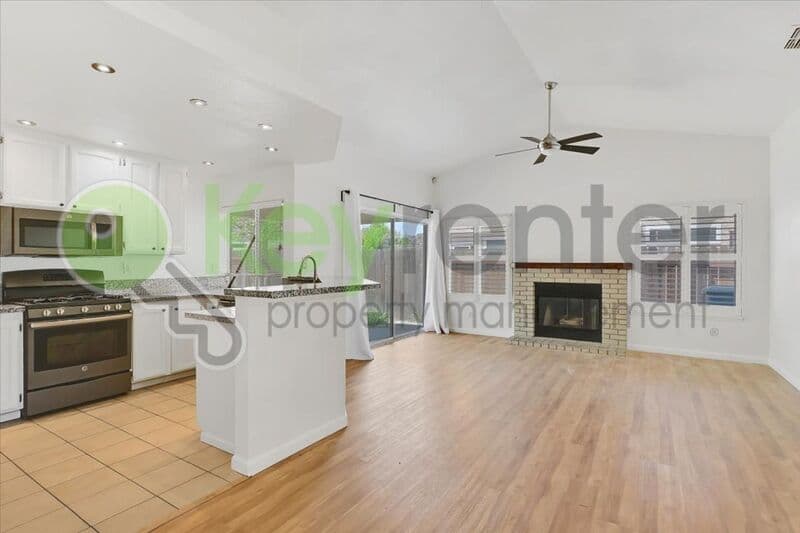Sacramento House: 8428 Cassatt Way