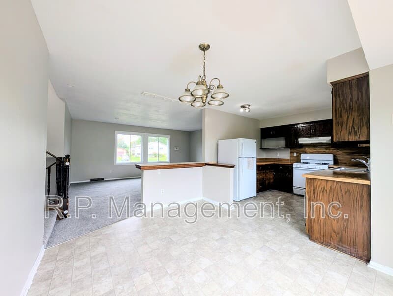 Brooklyn Park House: 7216 79th Ave N