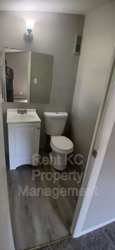 Independence House: 412 N Cochise Dr