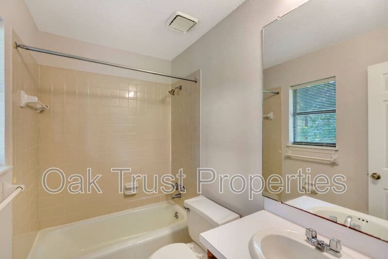 Summerville Townhome: 593 Travelers Blvd