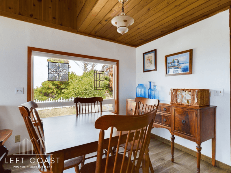 Lincoln City House: 1033 Northwest Inlet Avenue