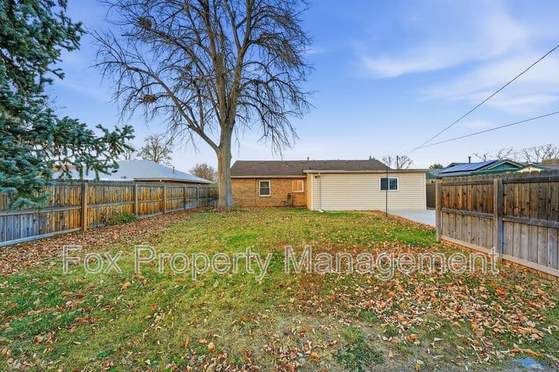 Denver House: 5320 E Thrill Place