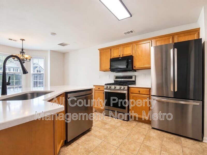 Cumming House: 2195 Highland Gate Drive