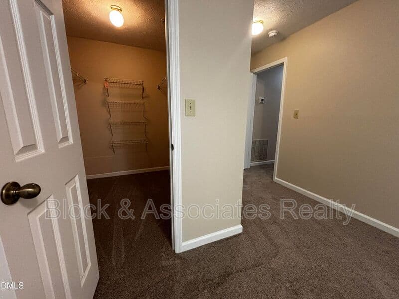 Fayetteville House: 259-7 Waterdown Drive