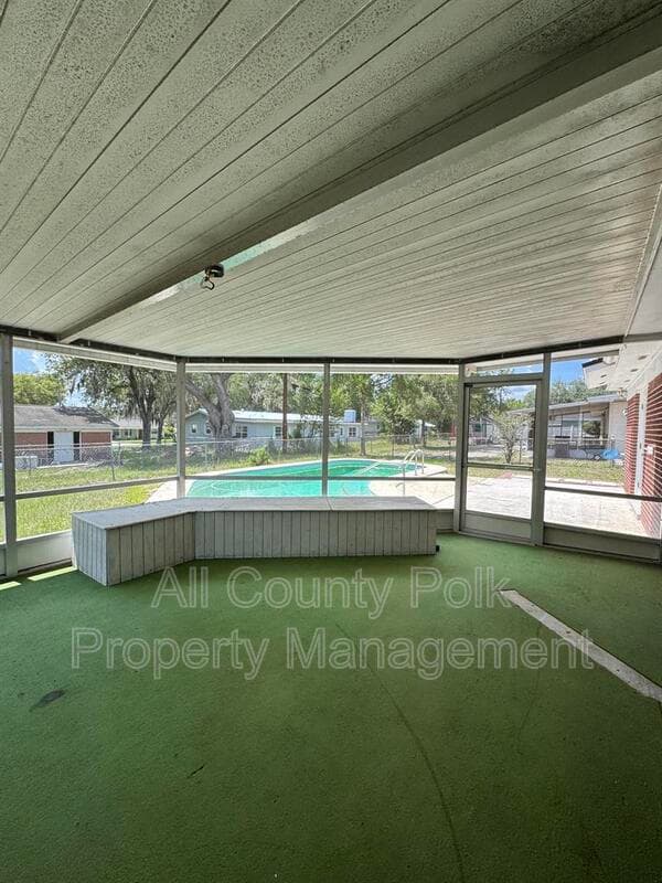 Bartow House: 2255 E Helen Cir