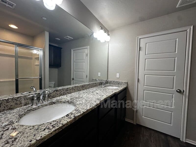 Moore House: 745 SW 14th St