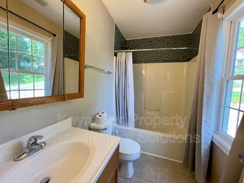 Staunton House: 1008 Jackson St