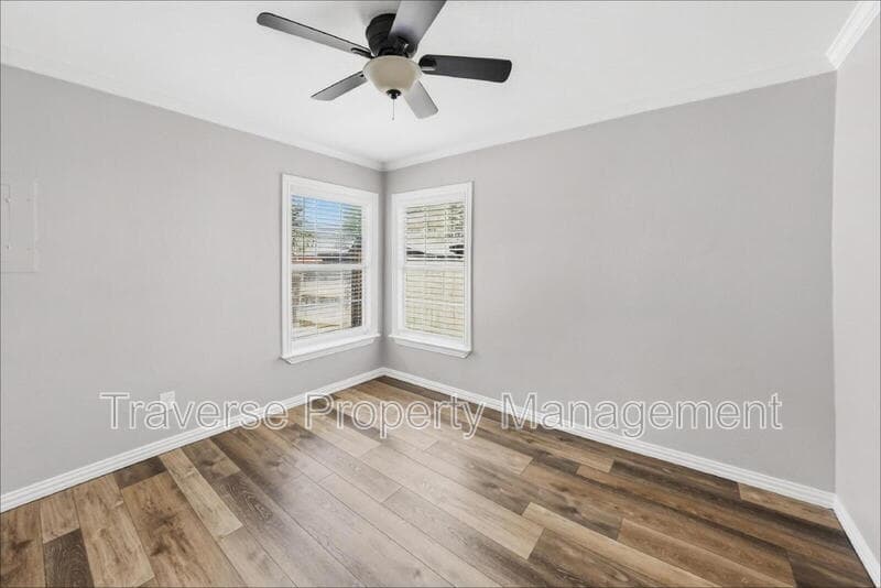 Fort Worth House: 1221 Blalock Avenue