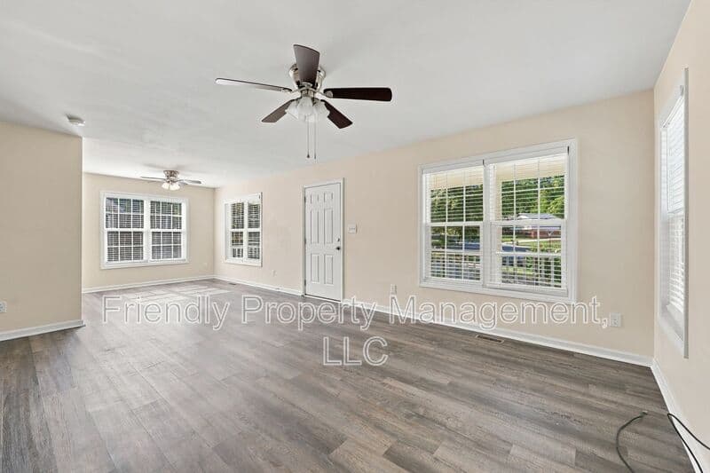 Greensboro House: 1 Llano Ct