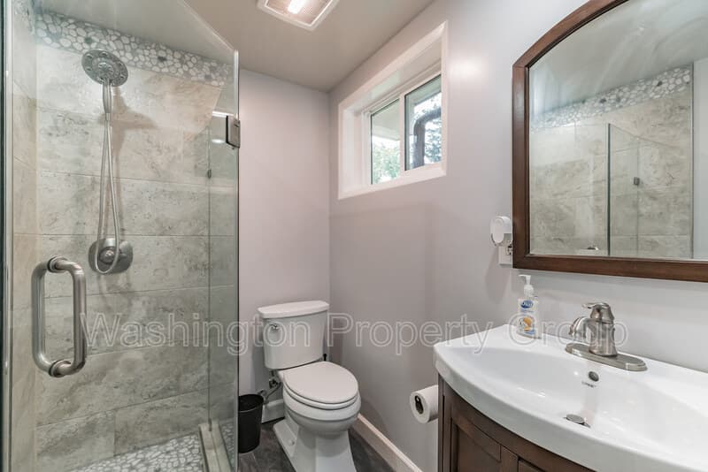 Fairfax House: 4232 Linden St