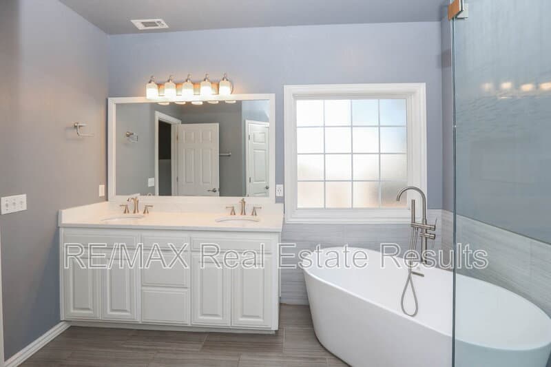Rogers House: 5300 S 44th Pl
