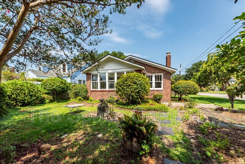 Charleston House: 25 8th Avenue