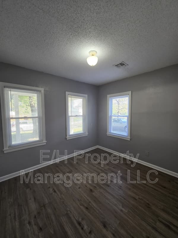 Wichita House: 915 Harding Street